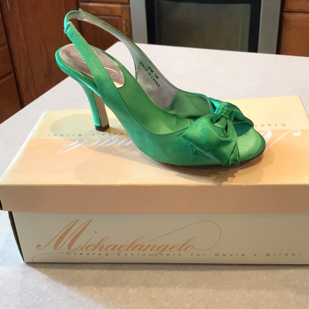 Peep toe pump